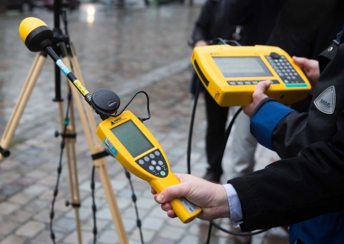 Personnes utilisant des appareils de mesure des champs électromagnétiques